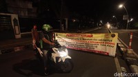 Bahkan Jalan Bulungan dan Jalan Mahakam ditutup sementara.