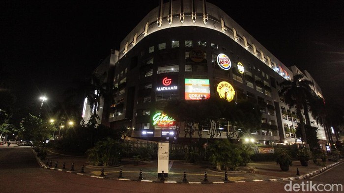 Kawasan Bulungan, Jakarta, menjadi salah satu tempat nongkrong yang selalu ramai. Di masa PSBB ketat, lokasi tersebut kini ditutup.