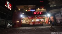 Antisipasi kerumunan saat PSBB kawasan Bulungan Blok M ini ditutup mulai pukul 19.00 WIB.