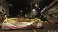 Begini suasana di kawasan Bulungan, Jakarta, yang ditutup, Jumat (18/9/2020).