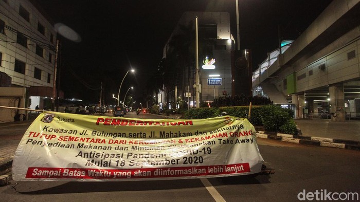 Antisipasi Kerumunan, Kawasan Bulungan Ditutup Kawasan Bulungan, Jakarta, menjadi salah satu tempat nongkrong yang selalu ramai. Di masa PSBB ketat, lokasi tersebut kini ditutup.