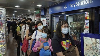 Warga yang mengantre demi mendapatkan PS5 tersebut tampak mengenakan masker guna mencegah penyebaran virus Corona.
