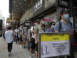 Antrean Warga Hong Kong Demi Pre Order PS5