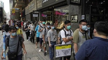 Sejumlah warga Hong Kong mengantre untuk mendapatkan penjualan pre-order PlaysStation 5, Jumat (18/9/2020).