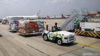 Pekerja tengah bertugas di Terminal Cargo Bandara Soekarno-Hatta, Tangerang, Banten, Jumat (18/9/2020).