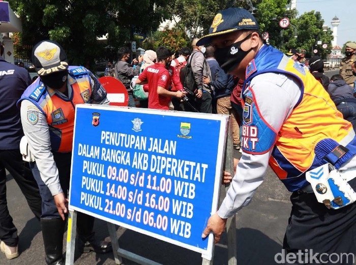 Pemkot Bandung menutup 5 jalan protokol di jam-jam tertentu guna meminimalisir kerumunan pada adaptasi kebiasaan baru. Salah satunya adalah Jalan Asia-Afrika.