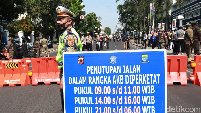 Cegah Corona, 5 Jalan di Kota Bandung Dibuka Tutup Pemkot Bandung menutup 5 jalan protokol di jam-jam tertentu guna meminimalisir kerumunan pada adaptasi kebiasaan baru. Salah satunya adalah Jalan Asia-Afrika.