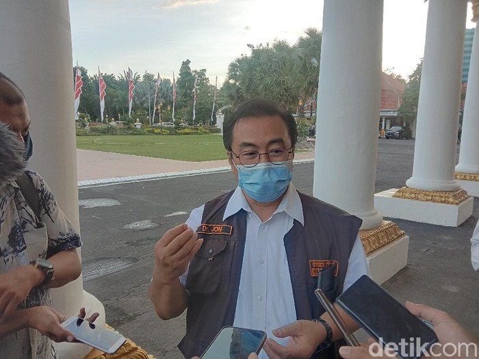 Ketua Gugus Kuratif Percepatan Penanganan COVID-19 Jawa Timur dr Joni Wahyuhadi