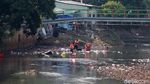 Warga Jakarta Masih Buang Sampah Sembarangan