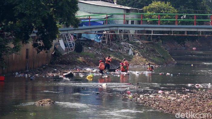Sampah menumpuk di sungai di kawasan Bendungan Hilir, Jakarta. Sampah ini dibuang oleh warga secara sembarangan.