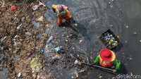 Sampah-sampah ini menyumbat aliran air yang berpotensi menyebabkan banjir saat musim penghujan.