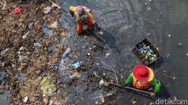 Warga Jakarta Masih Buang Sampah Sembarangan