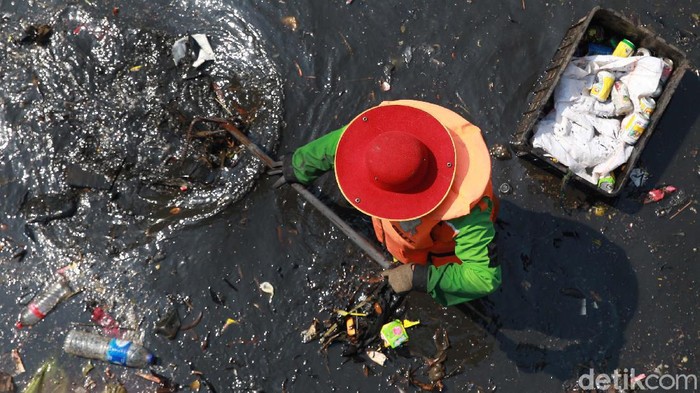 Sampah menumpuk di sungai di kawasan Bendungan Hilir, Jakarta. Sampah ini dibuang oleh warga secara sembarangan.