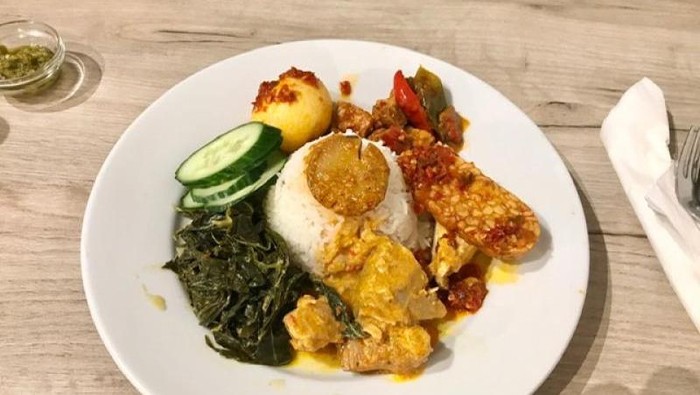 Dari KBRI Den Haag sampai rumah makan padang.
