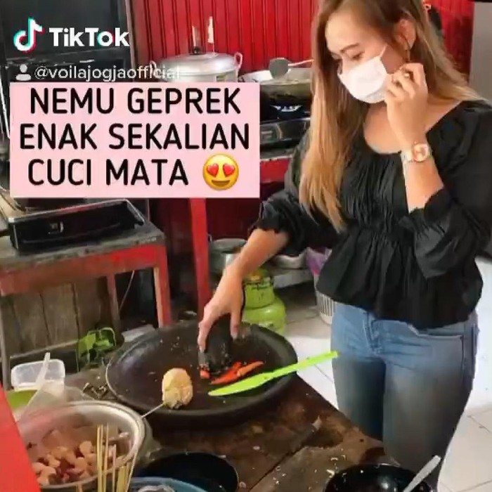 Dilayani Wanita Cantik, Di Sini Makan Ayam Geprek Mata Jadi Melek Dilayani Wanita Cantik, Di Sini Makan Ayam Geprek Mata Jadi Melek