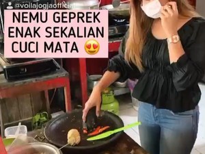 Dilayani Wanita Cantik, Di Sini Makan Ayam Geprek Mata Jadi Melek