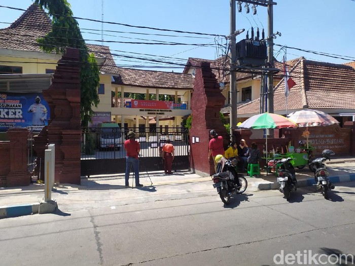 Pelayanan publik di bidang administrasi kependudukan (adminduk) maupun kesehatan di Kabupaten Mojokerto terpapar COVID-19. Pemerintah diminta meningkatkan pencegahan penyebaran virus Corona, agar pegawai di tempat-tempat pelayanan publik tidak terpapar.