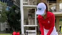 Tak cuma kembaran, Farah Quinn juga mengajarkan putri kecilnya itu bermain golf. Dok. Instagram/farahquinnofficial