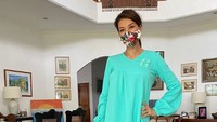 Tak cuma di luar saja mereka tampil kembaran, ternyata di rumah juga mereka kerap tampil kompak. Dok. Instagram/farahquinnofficial