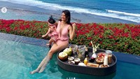 Si kecil Yaya juga memiliki baju renang yang sama dengan Farah Quinn. Dok. Instagram/farahquinnofficial
