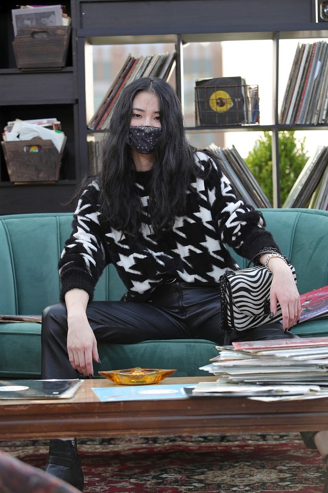 Desainer Rebecca Minkoff menampilkan para model bermasker untuk memeragakan koleksi musim gugur 2020 dalam fashion show untuk New York Fashion Week yang digelar di Spring Studios Terrace, 15 September 2020. Foto: Arturo Holmes/Getty Images/AFP