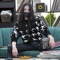 Desainer Rebecca Minkoff menampilkan para model bermasker untuk memeragakan koleksi musim gugur 2020 dalam fashion show untuk New York Fashion Week yang digelar di Spring Studios Terrace, 15 September 2020. Foto: Arturo Holmes/Getty Images/AFP