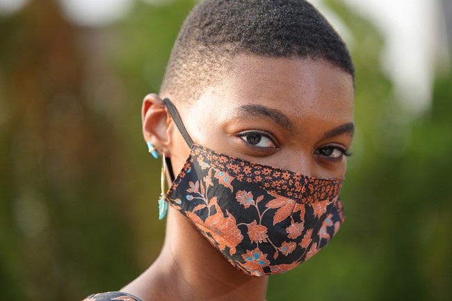 Desainer Rebecca Minkoff menampilkan para model bermasker untuk memeragakan koleksi musim gugur 2020 dalam fashion show untuk New York Fashion Week yang digelar di Spring Studios Terrace, 15 September 2020. Foto: Arturo Holmes/Getty Images/AFP