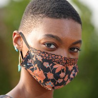 Desainer Rebecca Minkoff menampilkan para model bermasker untuk memeragakan koleksi musim gugur 2020 dalam fashion show untuk New York Fashion Week yang digelar di Spring Studios Terrace, 15 September 2020. Foto: Arturo Holmes/Getty Images/AFP