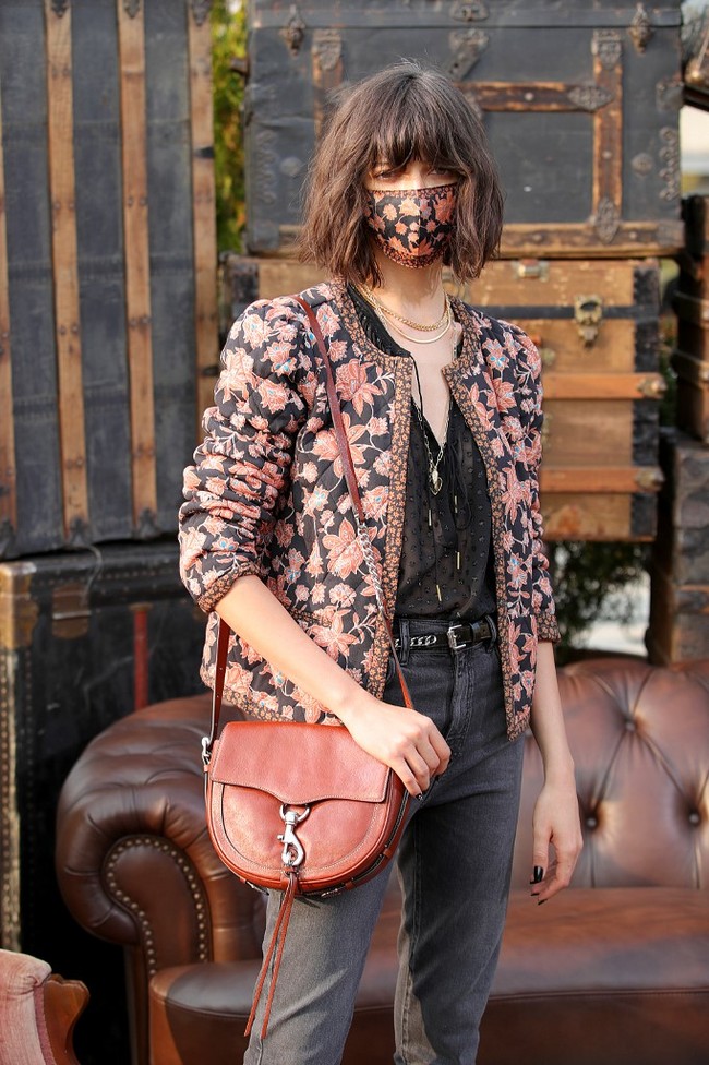 Desainer Rebecca Minkoff menampilkan para model bermasker untuk memeragakan koleksi musim gugur 2020 dalam fashion show untuk New York Fashion Week yang digelar di Spring Studios Terrace, 15 September 2020. Foto: Arturo Holmes/Getty Images/AFP