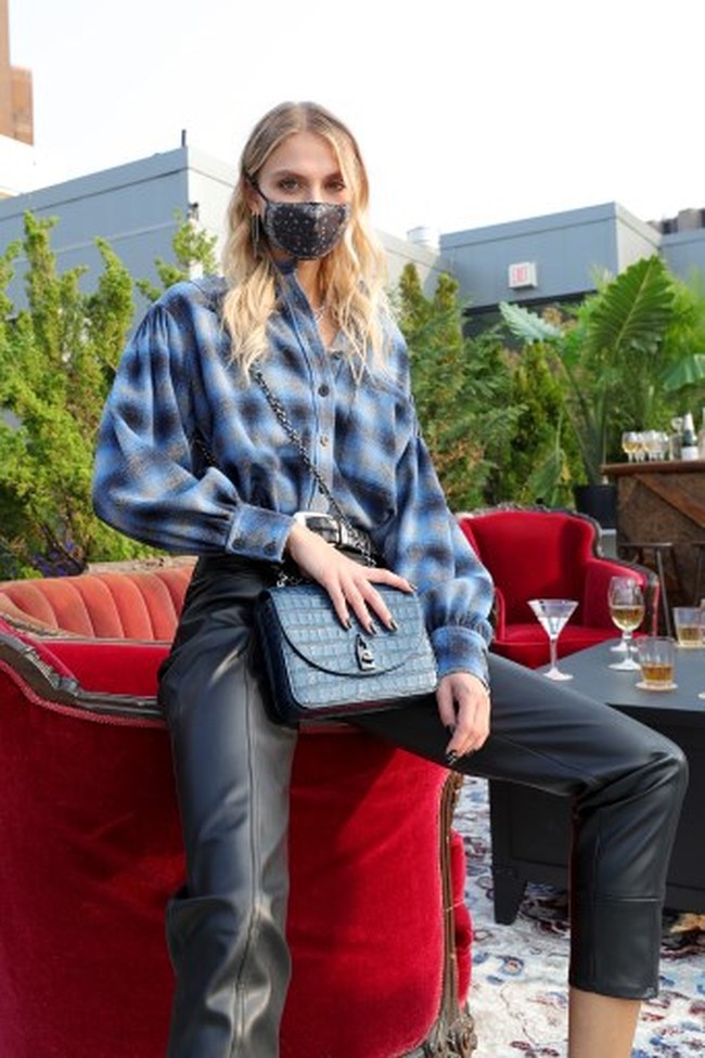 Desainer Rebecca Minkoff menampilkan para model bermasker untuk memeragakan koleksi musim gugur 2020 dalam fashion show untuk New York Fashion Week yang digelar di Spring Studios Terrace, 15 September 2020. Foto: Arturo Holmes/Getty Images/AFP