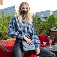 Desainer Rebecca Minkoff menampilkan para model bermasker untuk memeragakan koleksi musim gugur 2020 dalam fashion show untuk New York Fashion Week yang digelar di Spring Studios Terrace, 15 September 2020. Foto: Arturo Holmes/Getty Images/AFP