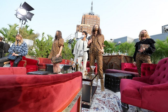 Desainer Rebecca Minkoff menampilkan para model bermasker untuk memeragakan koleksi musim gugur 2020 dalam fashion show untuk New York Fashion Week yang digelar di Spring Studios Terrace, 15 September 2020. Foto: Arturo Holmes/Getty Images/AFP