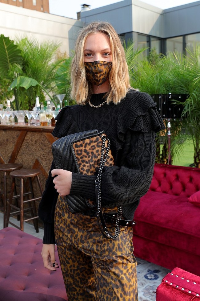 Desainer Rebecca Minkoff menampilkan para model bermasker untuk memeragakan koleksi musim gugur 2020 dalam fashion show untuk New York Fashion Week yang digelar di Spring Studios Terrace, 15 September 2020. Foto: Arturo Holmes/Getty Images/AFP