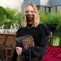 Desainer Rebecca Minkoff menampilkan para model bermasker untuk memeragakan koleksi musim gugur 2020 dalam fashion show untuk New York Fashion Week yang digelar di Spring Studios Terrace, 15 September 2020. Foto: Arturo Holmes/Getty Images/AFP