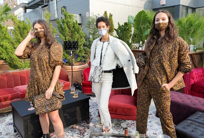 Desainer Rebecca Minkoff menampilkan para model bermasker untuk memeragakan koleksi musim gugur 2020 dalam fashion show untuk New York Fashion Week yang digelar di Spring Studios Terrace, 15 September 2020. Foto: Arturo Holmes/Getty Images/AFP