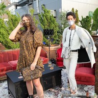 Desainer Rebecca Minkoff menampilkan para model bermasker untuk memeragakan koleksi musim gugur 2020 dalam fashion show untuk New York Fashion Week yang digelar di Spring Studios Terrace, 15 September 2020. Foto: Arturo Holmes/Getty Images/AFP