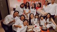 Ia dekat sekali dengan ibunya. Lihat momen meriahnya perayaan ulang tahun ibu Febby tersebut. Foto: Instagram @febbyrastanty