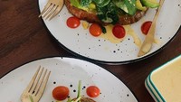Aktris stylish ini tak hanya suka makanan Indonesia, tapi juga makanan Barat. Seperti sarapannya kali ini dengan egg benedict yang super creamy. Foto: Instagram @febbyrastanty