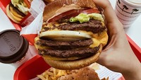 Jalan-jalan ke Amerika, Febby tak melewatkan mencicipi burger In-N-Out yang sangat populer di sini. Ia memesan burger dengan 4 patty di dalamnya, tak ketinggalan kentang goreng juga. Foto: Instagram @febbyrastanty