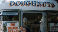 Saat ke Melbourne, Australia Febby juga menyempatkan beli donat dari salah satu food truck. Ia pun mengabadikan momen cantiknya ini. Foto: Instagram @febbyrastanty