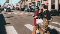 Suka jalan-jalan bersama Ibunya, begini kedekatan mereka berdua. Dengan gayanya yang santai, keduanya nampak menikmati es kopi. Foto: Instagram @febbyrastanty