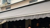 Habis makan di salah satu resto di luar negeri, Febby tampil cantik dengan blouse putihnya sambil membawa minuman. Foto: Instagram @febbyrastanty