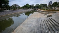 Amphiteather atau plaza yang dibuat itu ditempatkan tepat di sisi sungai untuk mendukung berbagai kegiatan pendukung yang ada di masjid Istiqlal itu.   
