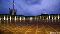 Setiap permukaan penyangga, atap, dan fasad luar Masjid Istiqlal pun disinari dengan efek glow dari ratusan lampu LED beraksen tungsten kekuningan.