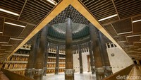 Proyek renovasi besar-besaran itu dilakukan langsung oleh Kementerian PUPR yang menelan anggaran biaya Rp 475 miliar. Kemegahan Masjid Istiqlal di Ibu Kota Jakarta itu kini semakin terpancar usai direnovasi. 