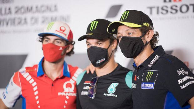MISANO ADRIATICO, ITALY - SEPTEMBER 17: Valentino Rossi (R) of Italy and Monster Energy Yamaha MotoGP Team hugs Franco Morbidelli of Italy and Petronas Yamaha SRT (center) and Francesco Bagnaia of Italy and Pramac Racing (VR 46 Academy riders) during the press conference pre - event during the MotoGP Of San Marino - Previews at Misano World Circuit on September 17, 2020 in Misano Adriatico, Italy. (Photo by Mirco Lazzari gp/Getty Images)