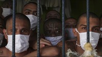 Meskipun PBB telah menyarankan pemerintah memberlakukan pembebasan sementara untuk mengurangi kepadatan di dalam penjara, Nayib Bukele bahkan tampaknya tidak peduli dengan potensi penyebaran Covid-19 di dalam penjara yang penuh sesak itu.  