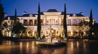 Gigi Hadid menghabiskan masa kecilnya di Beverly Hills, dalam rumah bergaya Persia dengan luas 3251 meter persegi dan pilar yang terbuat dari emas. Dok. Opendoor.com