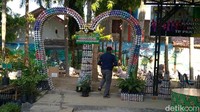 Di Kabupaten Batang, ada Taman Kantin PKK yang justru terbuat dari ribuan sampah plastik, baik botol mineral maupun bungkus plastik permen atau kopi hingga mie instan.