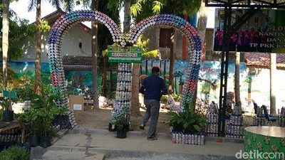 Potret Taman dari 6 Ton Sampah Plastik di Batang
